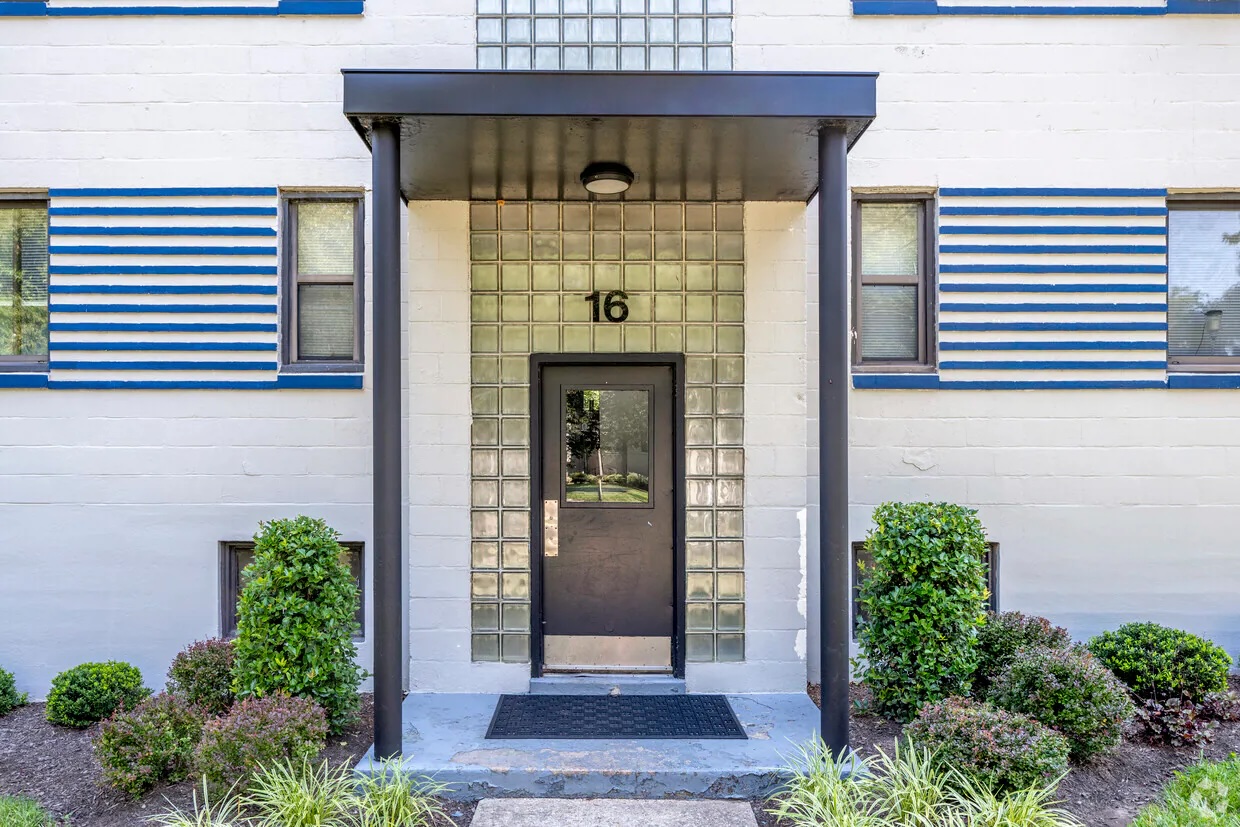 parkway-gardens-apartments-greenbelt-md-building-entrance